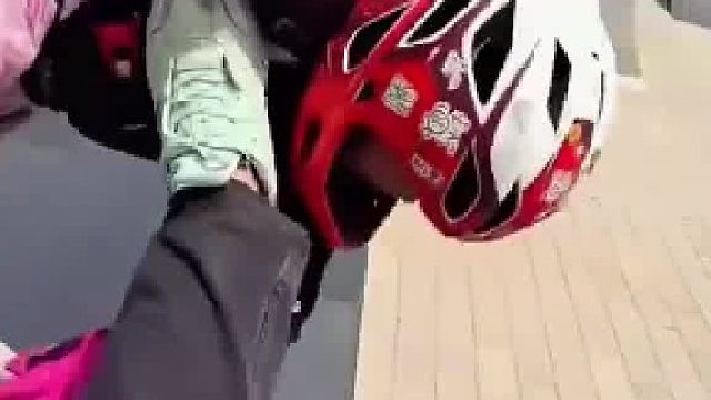 小姑娘做自行车特技眼看要撞上台阶，教练果断一脚把她连人带车踢开，避开台阶平安滑下去  ​