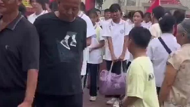 孩子们军训完准备放假回家，没想到家长看到第一眼直接傻眼了，差点忍不住笑出声来