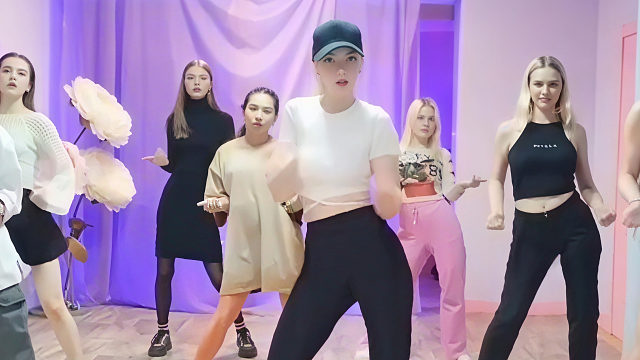 俄罗斯姑娘才艺表演23.10.18_集体舞01