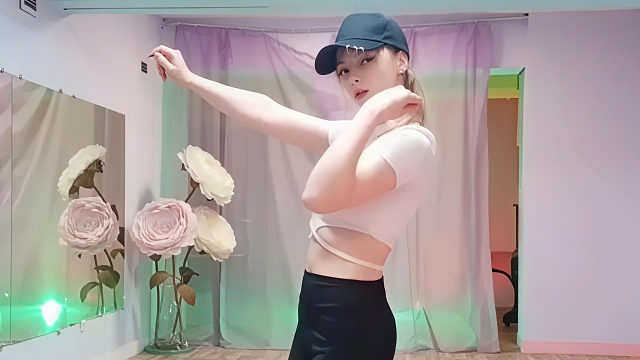 俄罗斯姑娘才艺表演23.10.18_烤肉(维多利亚)02