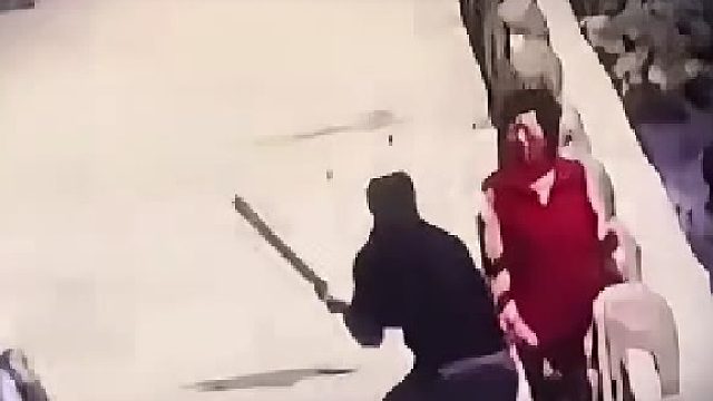 儿子杀完后：万一他们装死骗我呢