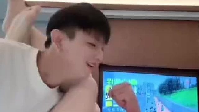 十分钟后，各玩各的手机