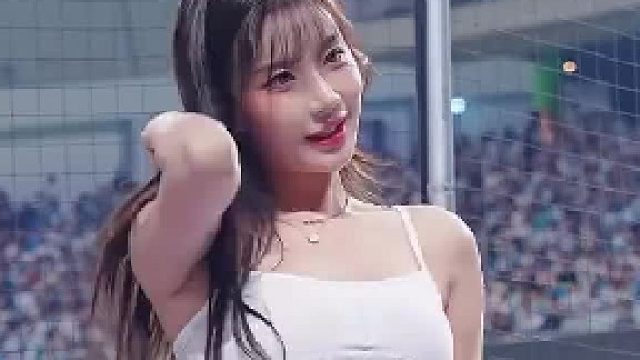 抓到一个热身的啦啦队小姐姐