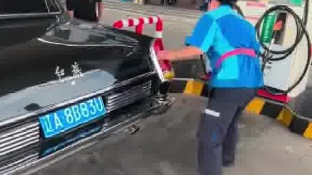 男子开车去加油，让工作人员找加油口在哪，找到了免费给她们出婚车