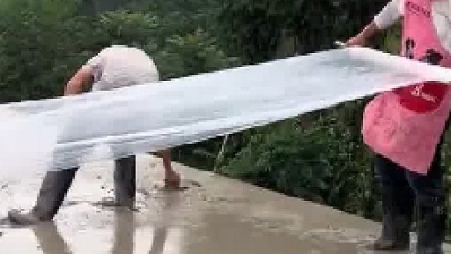 村民家上梁没看天气遇到下雨，水泥都浇上只好继续