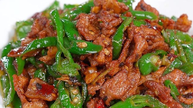 一道好吃的辣椒炒肉要做到辣椒里面有肉味，肉里面有辣椒香才配端上桌
