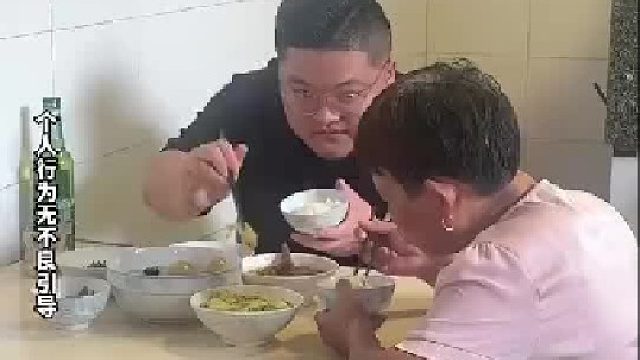 上门女婿吃饭时看丈母娘眼色，丈母娘起身拿酒女婿立马递来杯子​