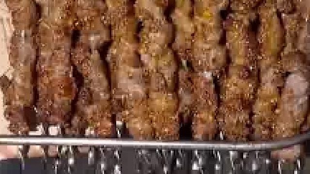 烧烤店老板怕烤完的铁签烫伤客人，用凉水给铁签降温