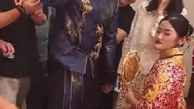新婚之目新郎伴郎在玩游戏看看谁能把硬币粘走