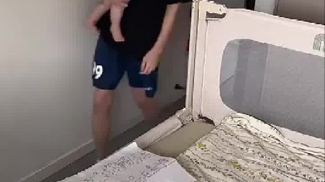 吵架后男子看到女生留的纸条，太生气一脚踩床上，没想到踩女生脸上