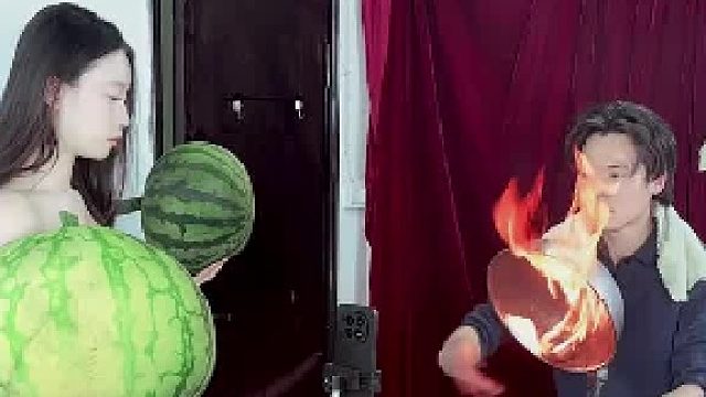 毕业和同伴直播魔术表演，镜头里一个人，镜头外三个人