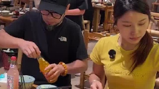 服务员上菜期间一直说烫，女生不以为然直接上手摸，随后走在门外缓解.