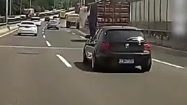 他甚至打了转向灯。。