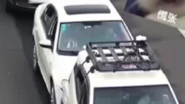 小车追尾前车后倒车，又撞上后车。