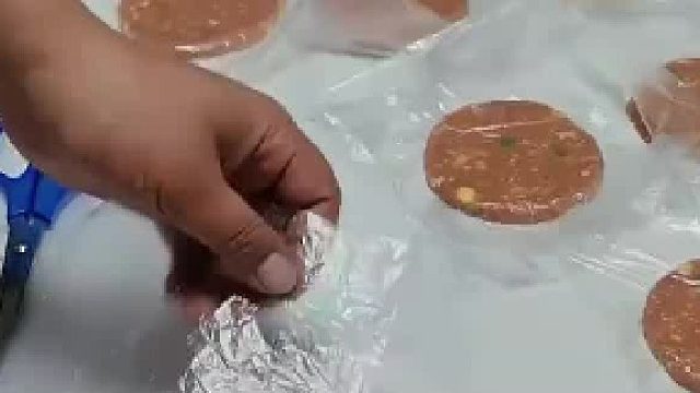 孩子即将开学，妈妈在家里提前准备好肉饼当做早餐