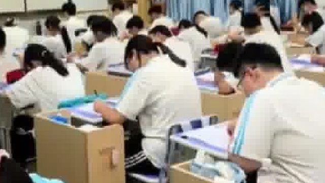 女子给女儿定做了一个书架，结果第二天全班都想要同款