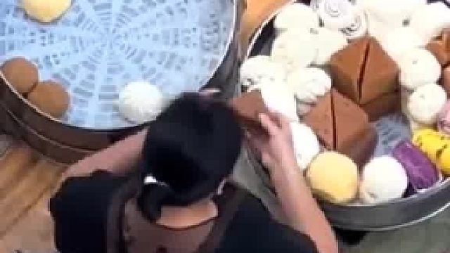 早餐店将干净的包子藏在下面，把自己啃过的摆在明面上