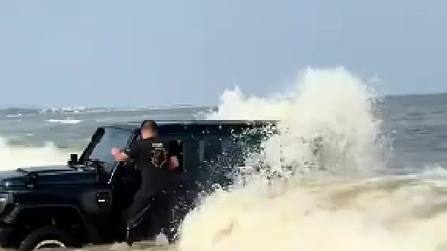 车辆被困在沙滩上，结果还遇到了涨潮