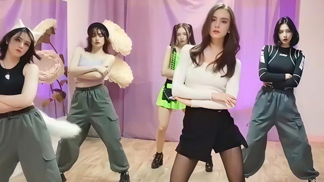 俄罗斯姑娘才艺表演23.10.19_集体舞02