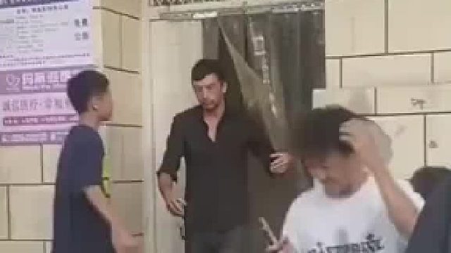 黑衣大哥一出来就被小伙拦住，大哥眼神犀利 笑着将小伙推开，网友：大哥是个狠人，压得住脾气 不同小孩计较