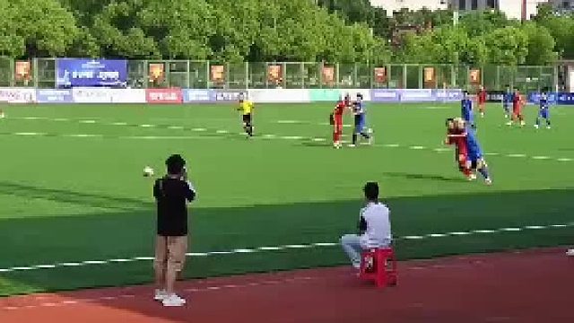 门将禁区捡球引争议，这球到底算不算犯规？