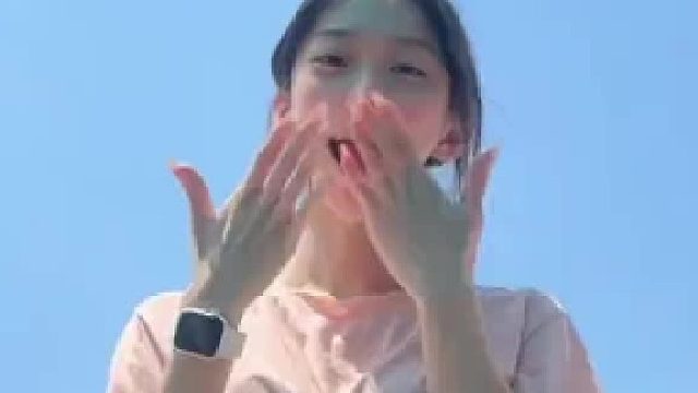 女大学生校园操场可爱舞蹈