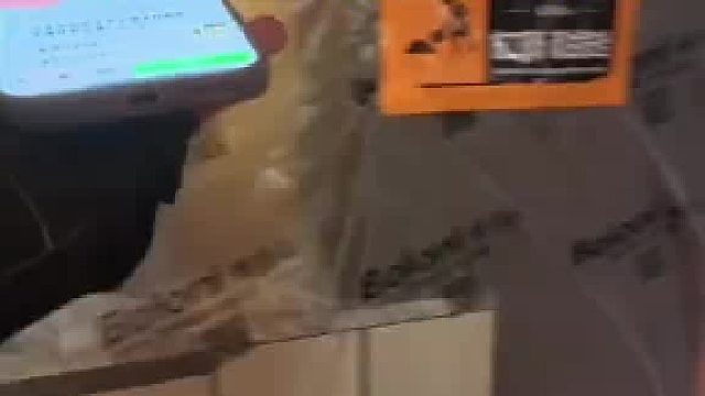 骑手进到顾客家中送外卖，脚下没注意，失足掉进了地下室