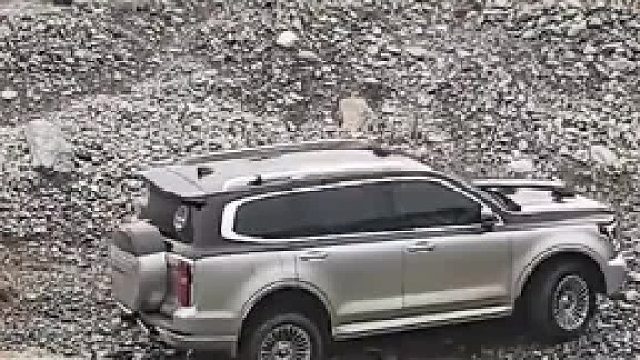 越野车斜着爬上坡不慎侧翻，车主被倒着压在车内刹车灯还亮了一下