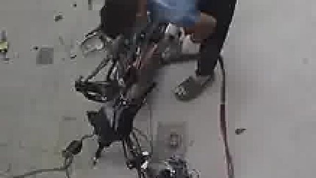 电动车身撞墙变形店主校正悲剧，绞盘拉直却引发分家风波​
