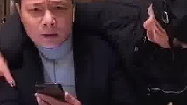 女儿上前和爸爸打招呼，爸爸满脸疑惑，直到戴上眼镜才认出女儿​