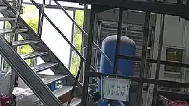 女子玩手机没注意楼上直接按货梯，结果楼上有人在往货梯上推车