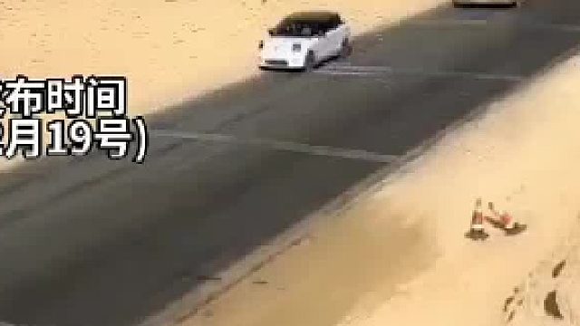 大货车跟在汽车身后一直鸣笛，看到前方道路才明白鸣笛的原因