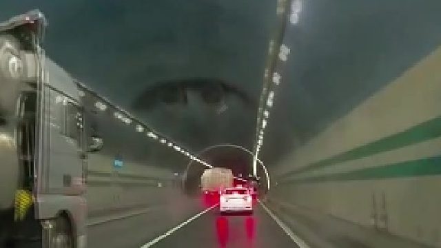他是想停下来尿尿