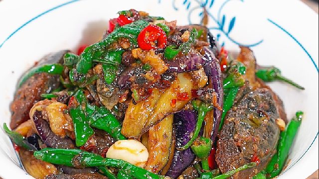 茄子辣椒再不吃就过季了，跟我这样做下酒又下饭