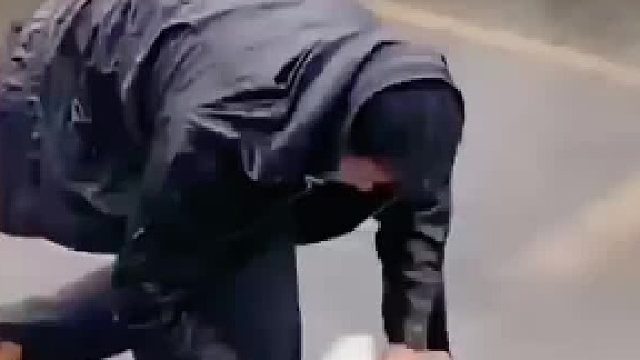 不想鞋子和狗弄湿了 倒立着通过积水 男子不想鞋子和狗弄湿了，于是倒立着通过积水，狗：有你是我的福气