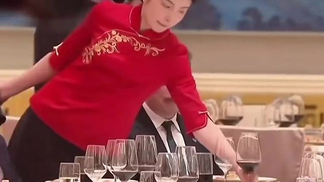 当你足够强大的时候，再庄重的场合，不管怎么调皮，也会显得是那么正常