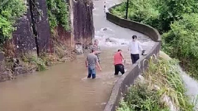 当时修的时候为啥不留泄水口