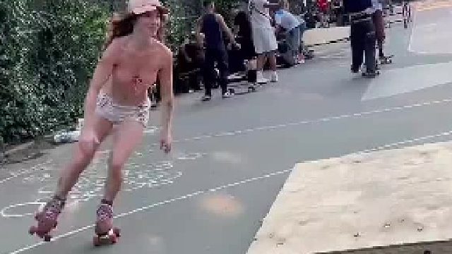 金发美女花式溜冰，这波跳台翻转动作简直帅呆了
