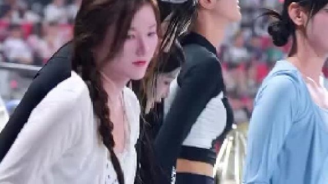 金海莉已婚辣妈啦啦队热舞 金海莉火辣来袭，已婚魅力无人能挡，啦啦队热舞引爆全场。