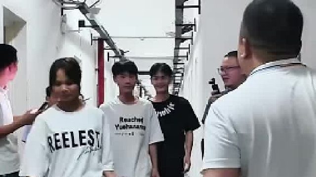 老板行动的那一刻 大家都笑着默认了