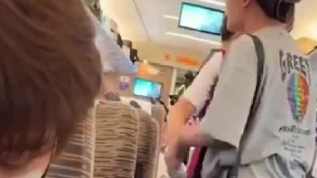 离开座位回来后，发现私人物品被当垃圾扔了，男子质问女子后女子情绪失控，我不发火，当我是病猫啊