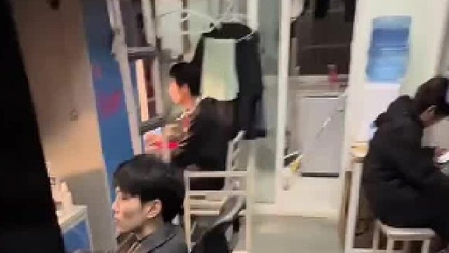 都很害羞哈