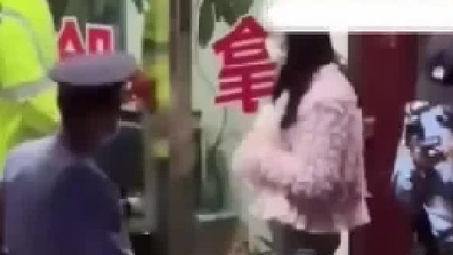 女子：我在犹豫到底要不要进去！