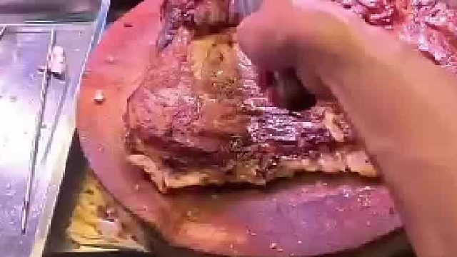 老板给顾客切脆皮猪肉，结果把顾客给惊呆了