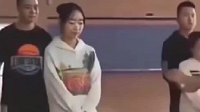 她不说话，只是一味的倒下