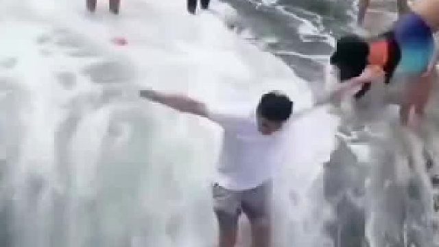 一个大浪被冲走，这下长记性了！