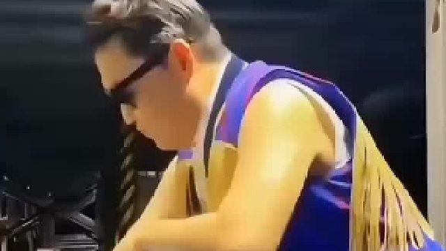 一首歌能吃几辈子的，也就鸟叔了
