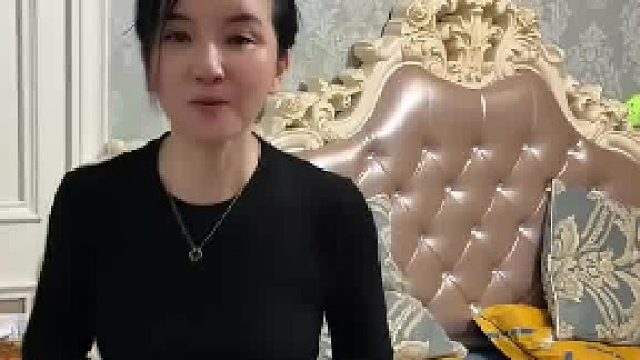 因为爸爸喜欢看足球赛，女儿把妈妈爆改成了足球宝贝，网友：你妈妈长得也太年轻了