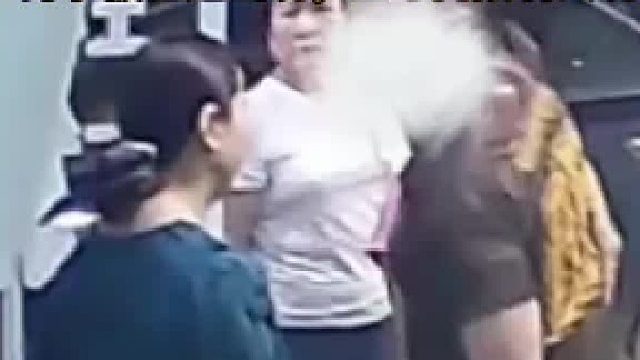 这好像叫寻衅zi事，外国人咋的了？