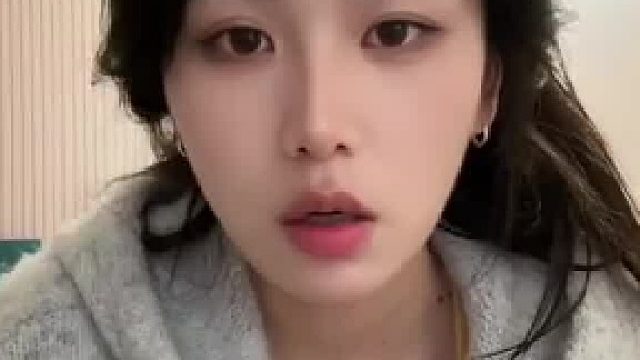 五指张开把无名指放下来，它就会变得很Q弹，网友：除了大拇指全都很q弹